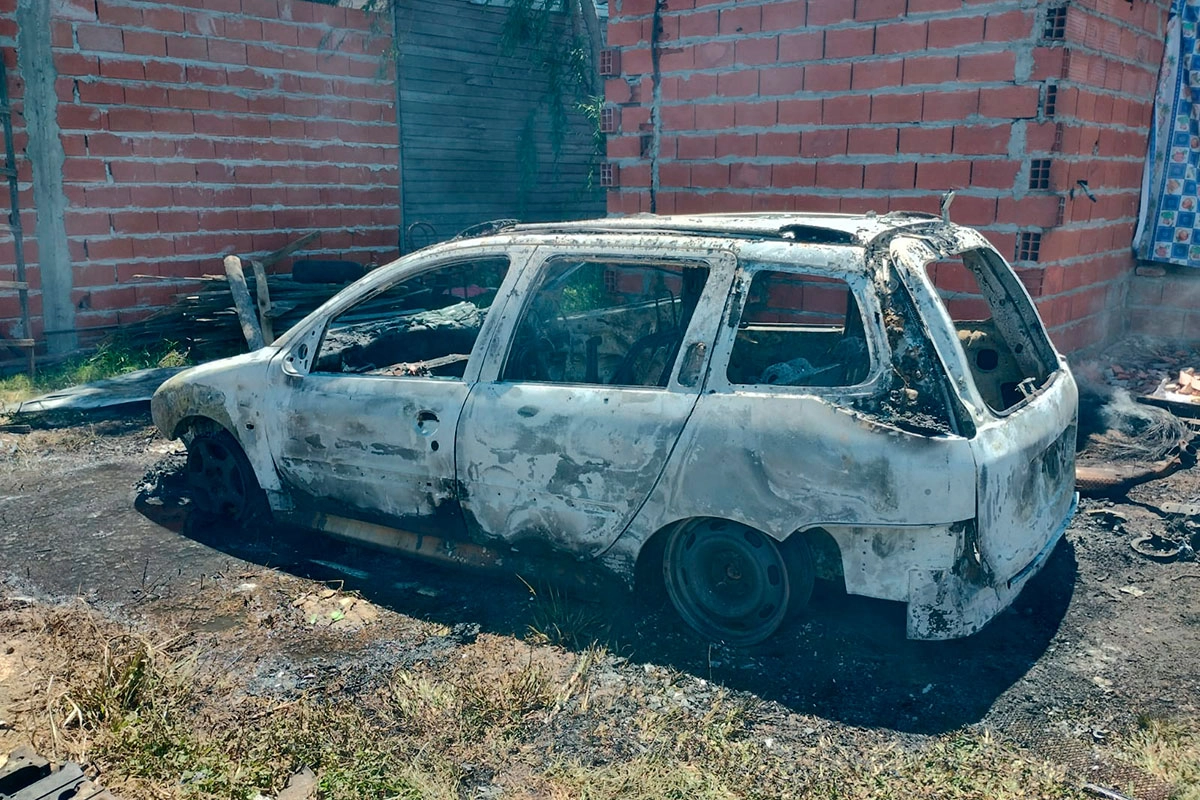 El auto incendiado. El auto incendiado.