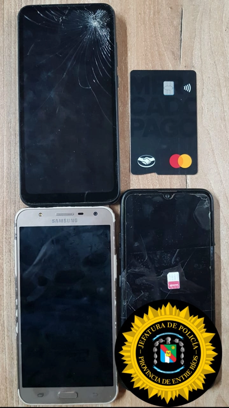 Identificaron al presunto estafador y le incautaron celulares y tarjetas de billeteras virtuales. (foto: Polic&iacute;a de Entre R&iacute;os)