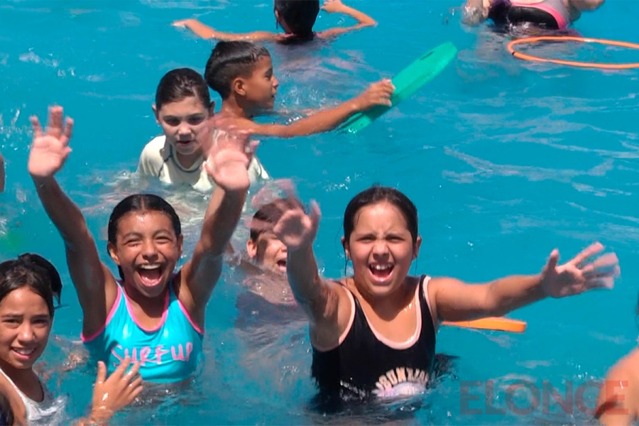 Un centenar de niños asiste a la colonia municipal de verano del Club Paran&aacute;. (foto: Elonce)