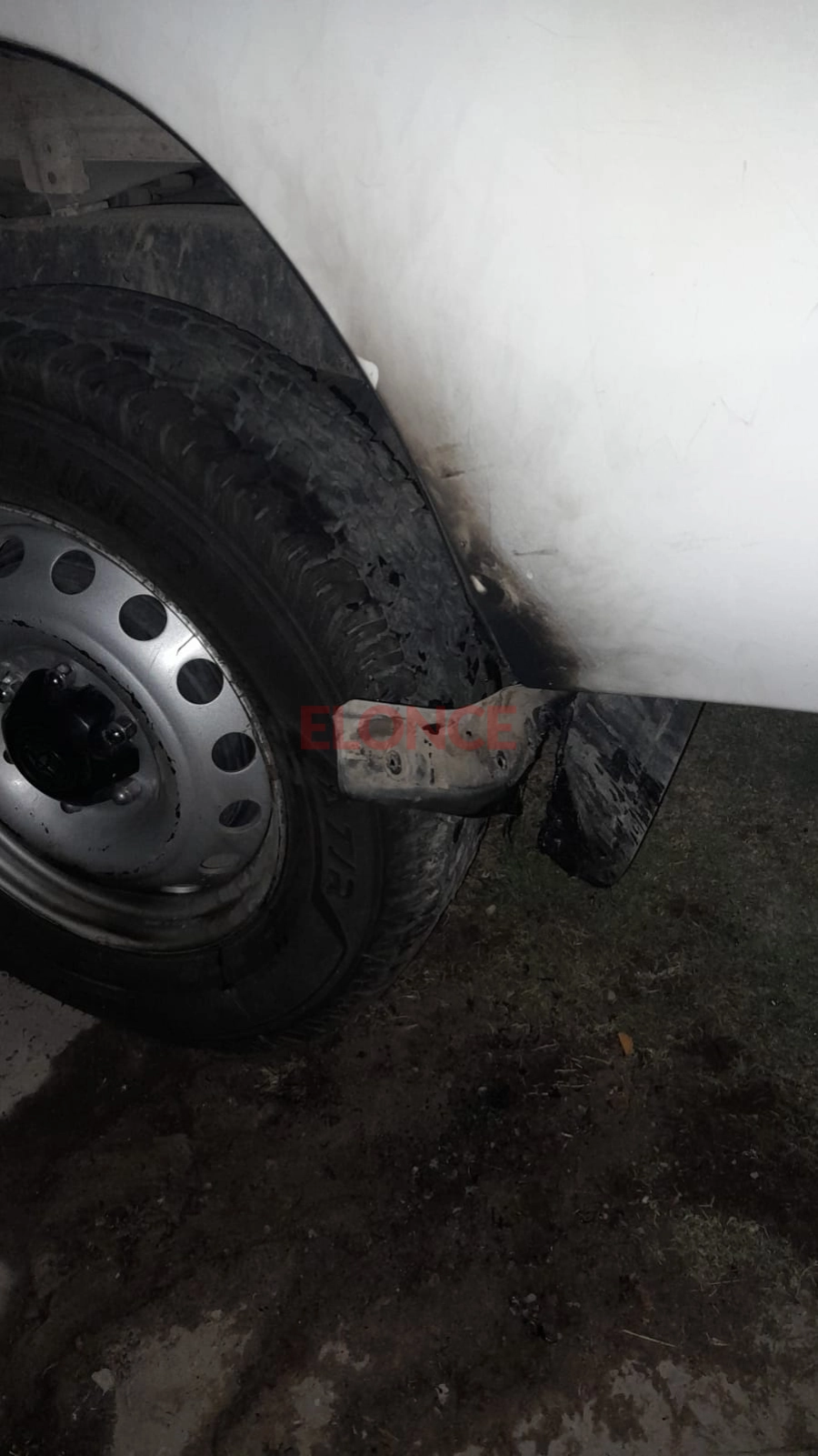 Los daños constatados en la camioneta municipal en Paran&aacute;. (foto: Elonce)