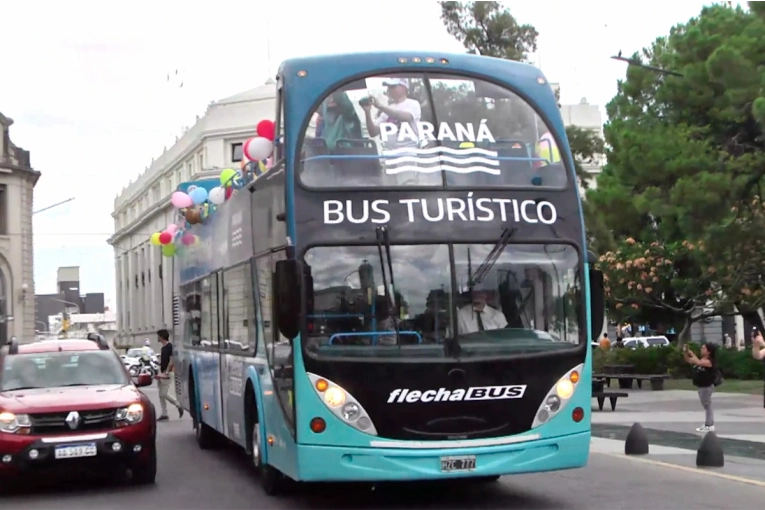 Los Reyes Magos recorren las calles de Paraná en el Bus Turístico