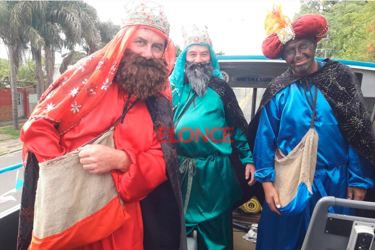 Los Reyes Magos recorren las calles de Paraná en el Bus Turístico