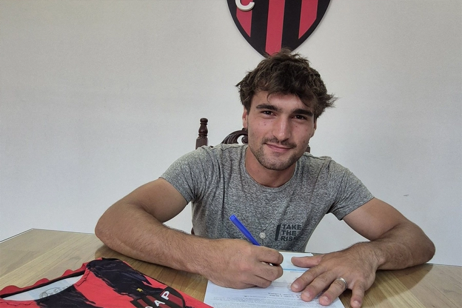 Pacco firm&oacute; su primer contrato.