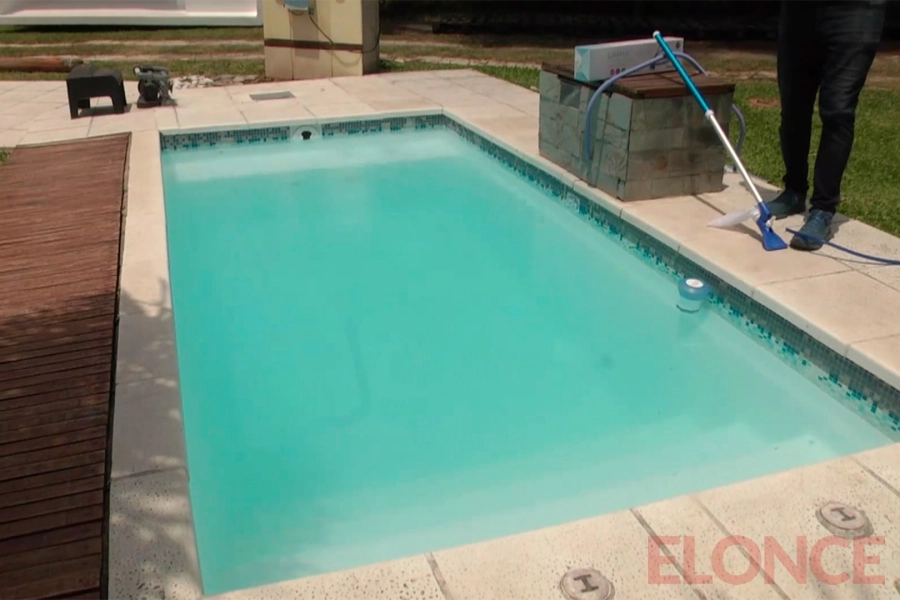 La pileta siempre limpia y cuidando el agua