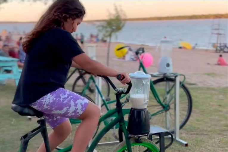 Las Bicilicuadoras son furor en playa de Entre Ríos: la nueva forma de crear batidos y tragos