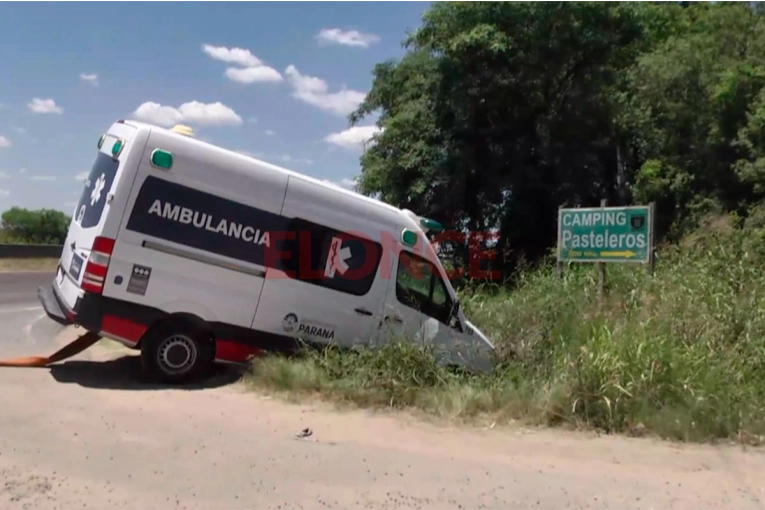 Una ambulancia  despistó en  el Acceso Norte y terminó entre unos pastizales