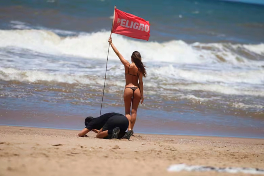 Al borde de la censura, Pampita pos&oacute; en la playa de Manantiales. (foto: RS Fotos)