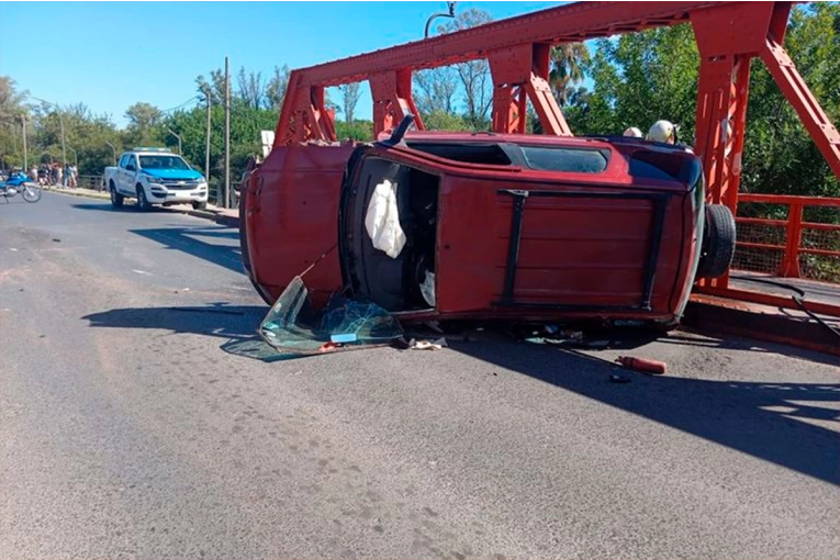 Ebrio, sin seguro y su carnet vencido, chocó contra un puente y volcó: tenía 1.59 de alcohol en sangre