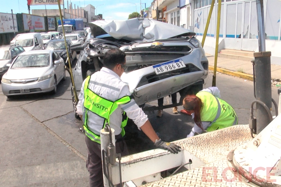 Gr&uacute;a traslada el Onix severamente da&ntilde;ado. Elonce