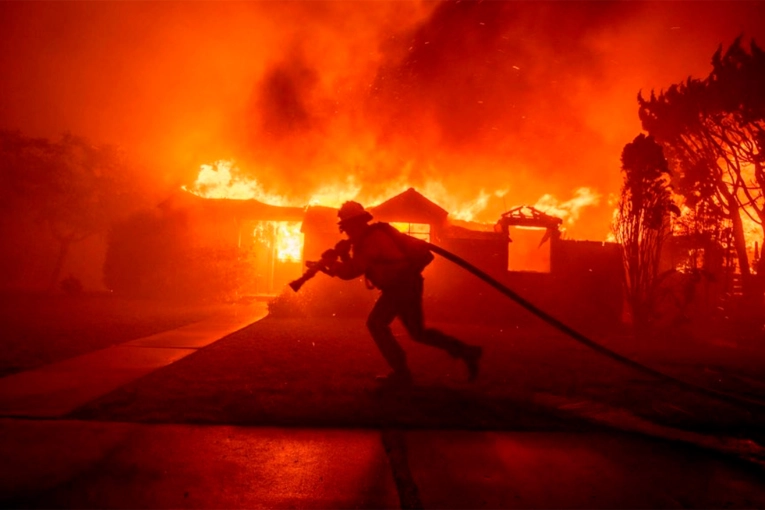 Incendios en California: 10 muertos y más de 11.000 hectáreas consumidas por el fuego