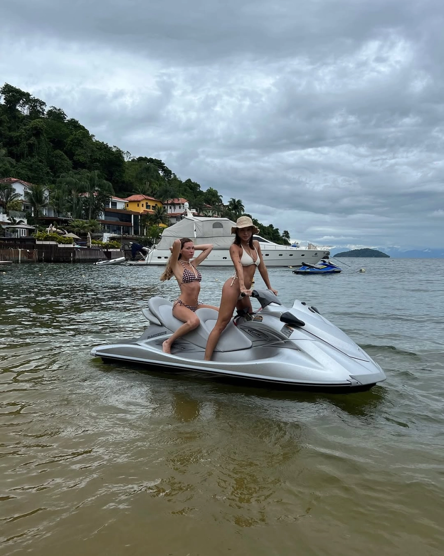 Emilia Mernes disfruta de sus vacaciones junto a Duki y sus amigos. (foto: Instagram)