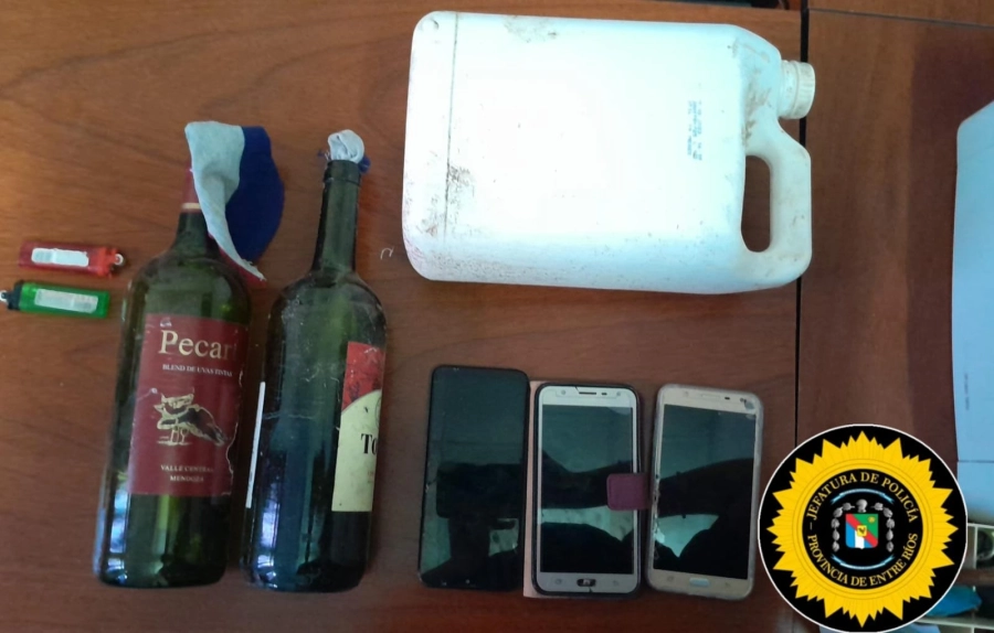 Las botellas y bidones con combustible para fabricar "bombas molotov". (foto Polic&iacute;a de Entre R&iacute;os)