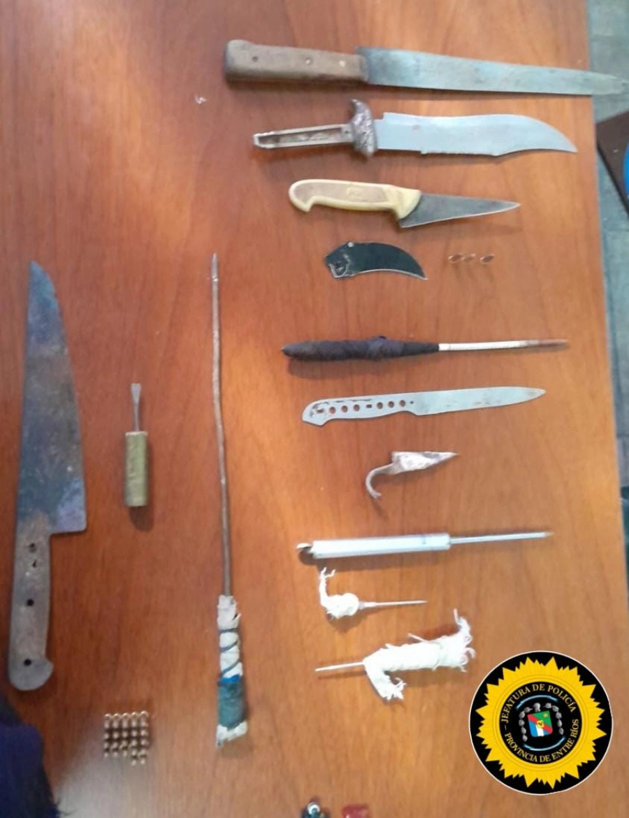 Secuestraron chuzas y facas en Villa Huesito. (foto Polic&iacute;a de Entre R&iacute;os)