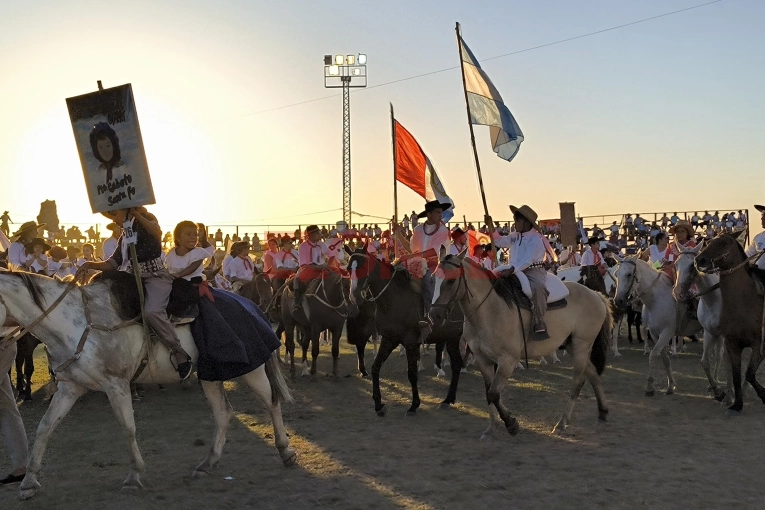 Cultura gaucha: las fotos del desfile de agrupaciones tradicionalistas en Diamante