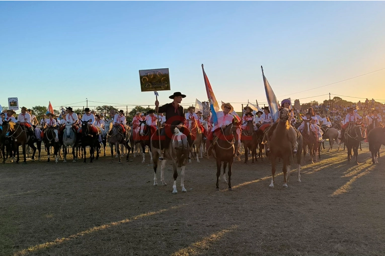 Cultura gaucha: las fotos del desfile de agrupaciones tradicionalistas en Diamante