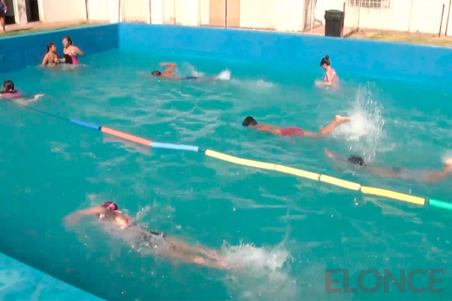 Los ni&ntilde;os aprenden a nadar