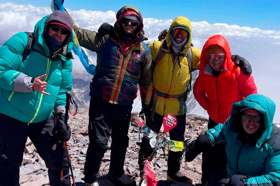 Marcelo Facello y sus compa&ntilde;eros en ascenso. Elonce