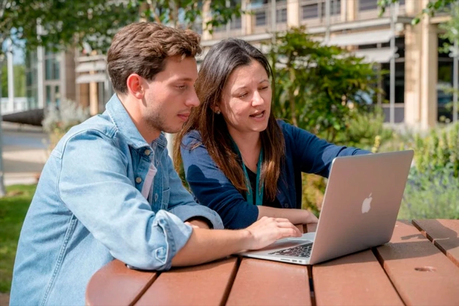 Junto a una colega del Instituto Europeo de Bioinform&aacute;tica. (Foto: Jeff Dowling, EMBL-EBI)