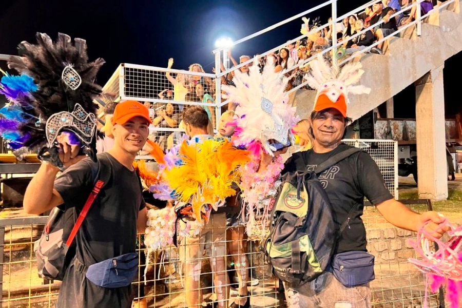 Los vendedores de tocados y vinchas en el carnaval. (R2820)