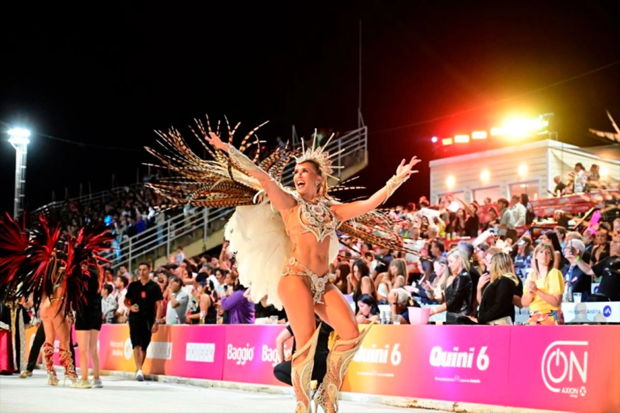 Segunda noche de carnaval en Gualeguaych&uacute;. (R2820)