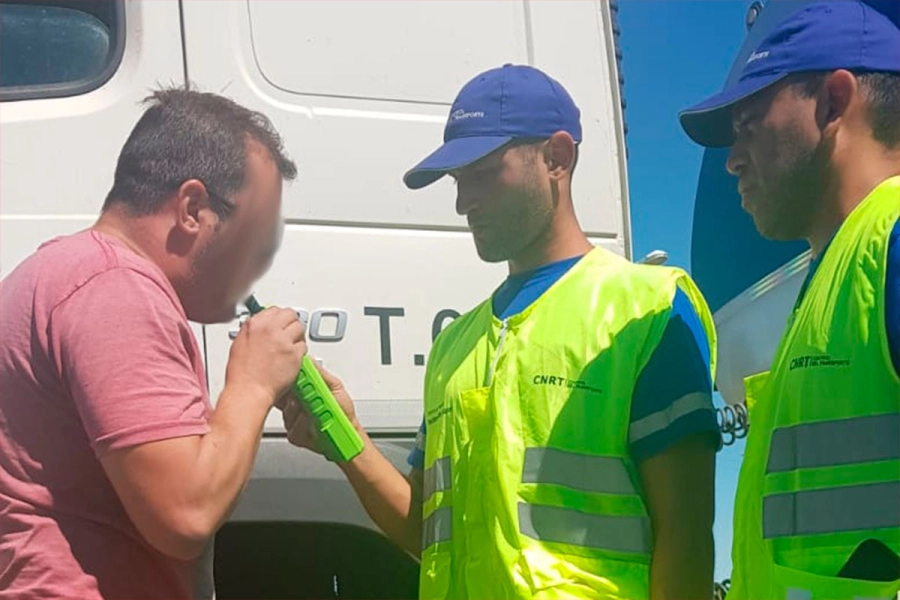 El camionero al momento de hacer el test de alcoholemia. (CNRT)