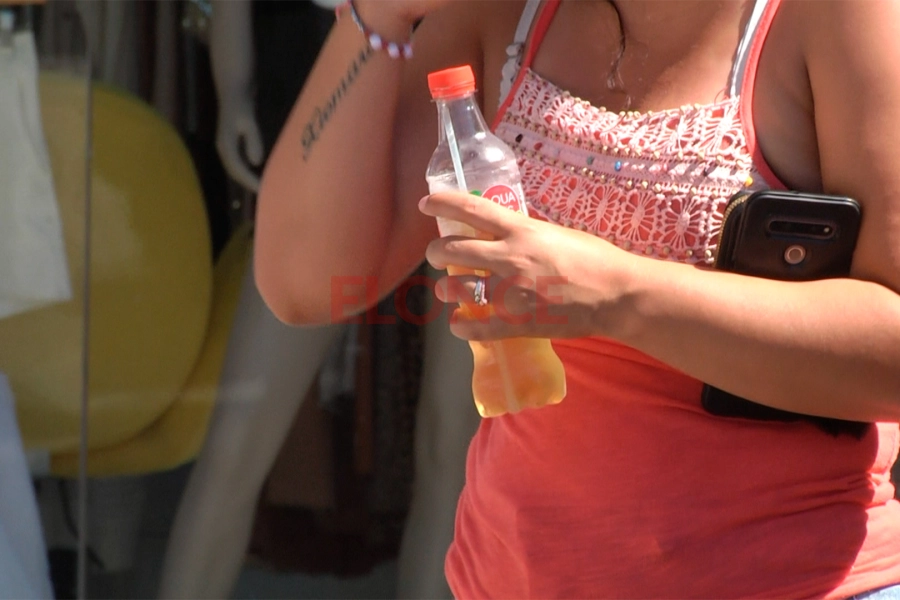 Har&aacute; mucho calor e instan a hidratarse. Elonce