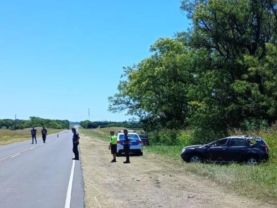 Despiste y vuelco sobre Ruta 11. (foto Polic&iacute;a de Entre R&iacute;os)