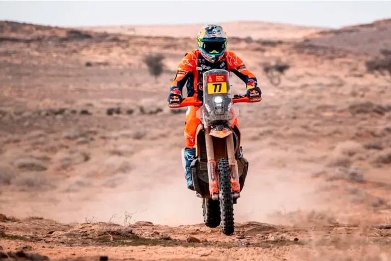 El argentino Luciano Benavides ayudó a un colega y se ilusiona con el Rally Dakar en motos