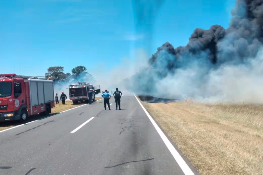 Tr&aacute;gico choque de camiones sobre ruta 7, en el sur de C&oacute;rdoba. (foto La Voz del Interior)