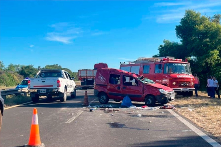 Fatal accidente en Ruta 12: una mujer murió y sus dos hijas sufrieron heridas tras un vuelco