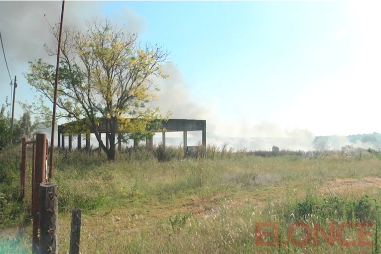 Un incendio que se presume intencional afectó al predio de un frigorífico de Paraná