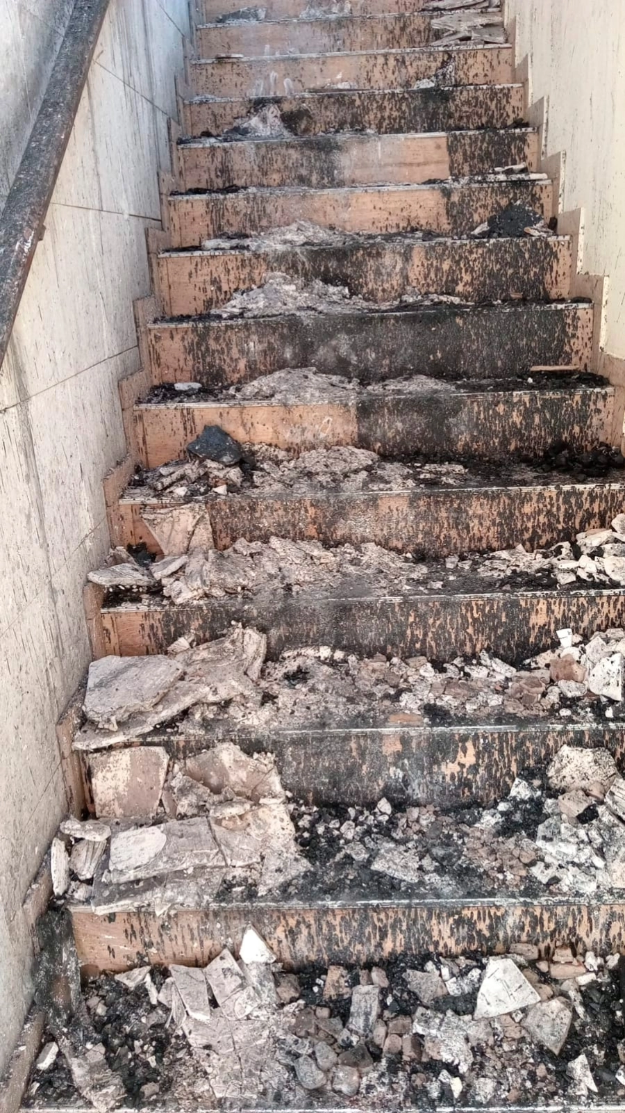 As&iacute; qued&oacute; la escalera de la casa que se incendi&oacute;. Elonce