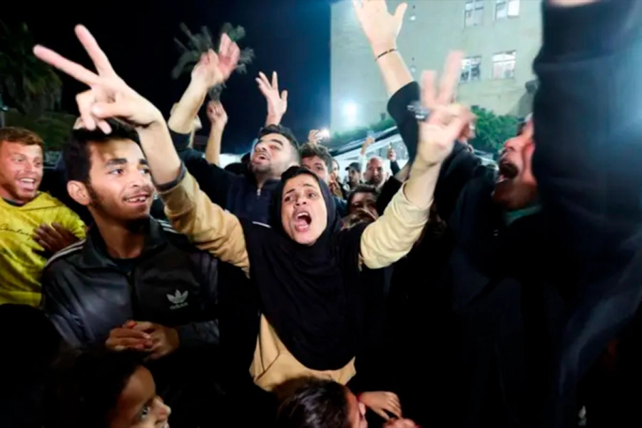 Palestinos celebran el cese al fuego en campo de refugiados en Gaza. (Reuters)