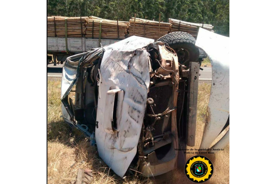 La Hilux destrozada tras el accidente sobre ruta 14 en Liebig. (foto Polic&iacute;a de Entre R&iacute;os)