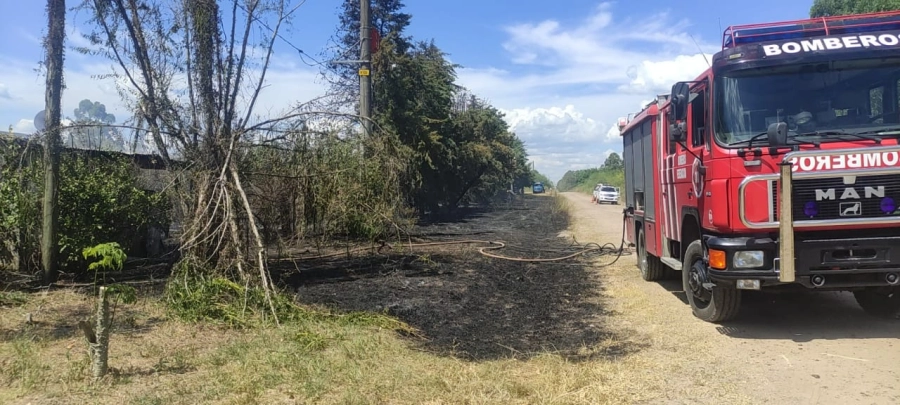 Incendio de pastizales se extendi&oacute; por 30 metros y consumi&oacute; una vivienda deshabitada (foto Polic&iacute;a de Entre R&iacute;os)