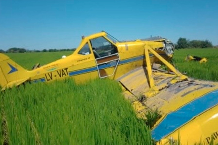 Avioneta golpeó el tendido eléctrico y cayó en una zona rural de Entre Ríos