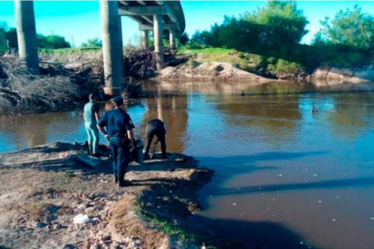 Trágico hecho: adolescente de 16 años desapareció en arroyo cuando nadaba con amigos