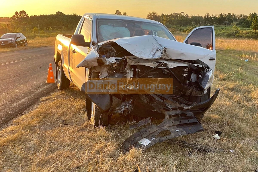 Camioneta y auto chocaron de frente. (DRU)