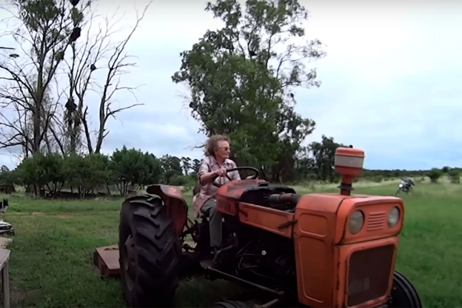 Marta en el tractor