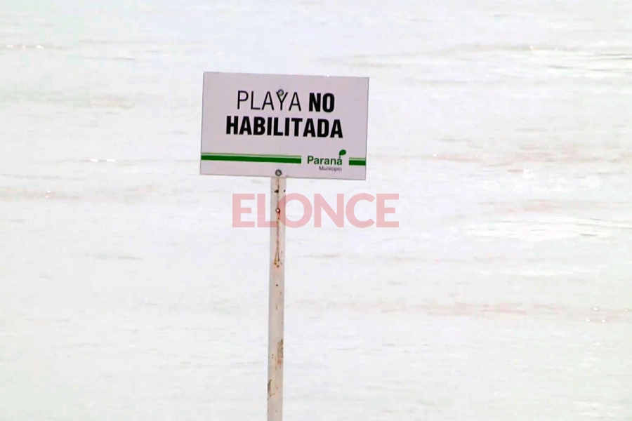 Carteles indican que la playa no est&aacute; habilitada