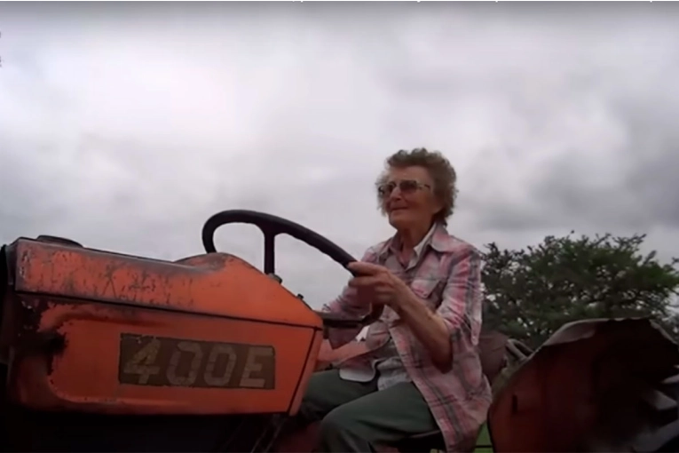 Ejemplo de vitalidad: tiene 84 años y trabaja con un tractor en su campo de Entre Ríos