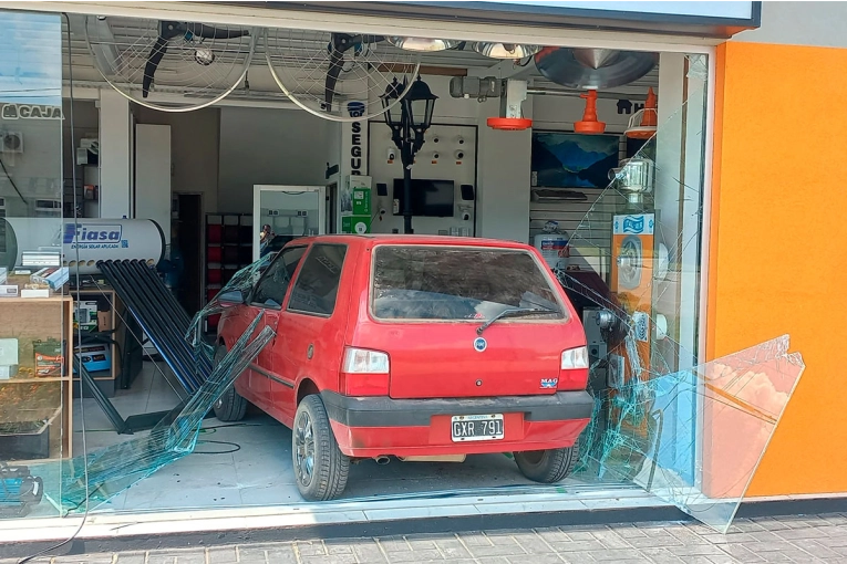 Auto se incrustó en una vidriera  de un local cuando intentaba estacionar: fotos