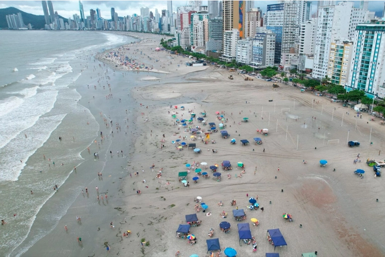 Camboriú: turistas ya disfrutan de la playa tras las intensas lluvias mientras las máquinas trabajan