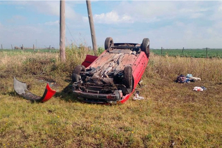 Volcó un auto en ruta 12: cuatro personas, entre ellas dos niños, fueron hospitalizadas