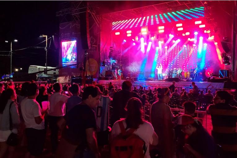 A pura música y ritmo, se vive la cuarta noche de la fiesta de la Playa