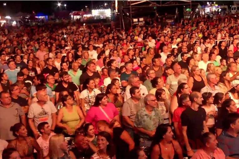 Con gran marco de público se vive la cuarta noche de la fiesta de la Playa