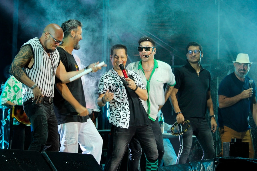 Anoche estuvieron Los Caligaris y Los Tekis.