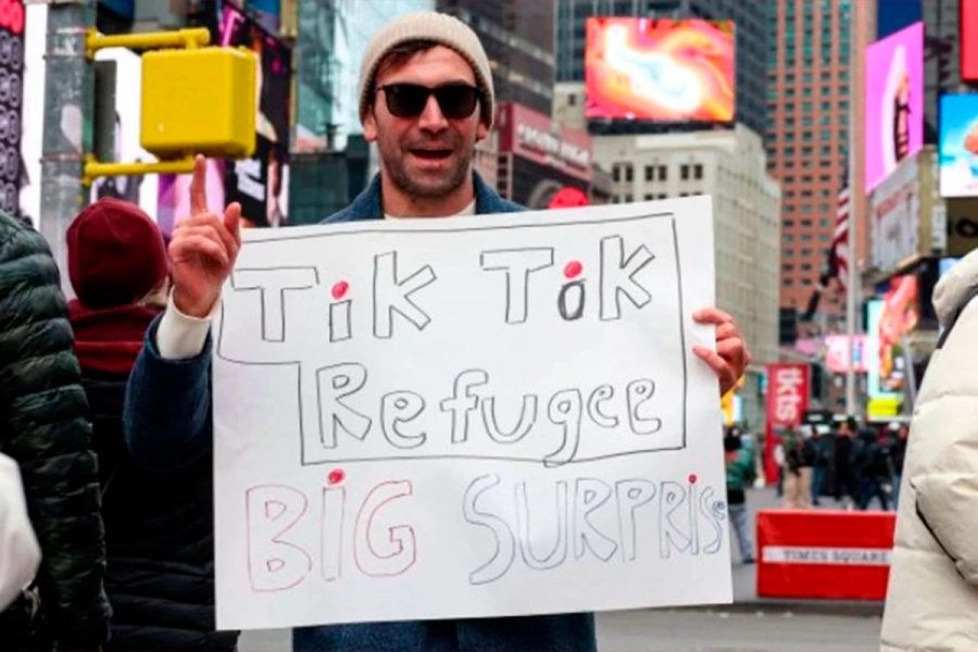 Los usuarios de la plataforma criticaron la prohibici&oacute;n. Usuario con un cartel que dice Refugiado de TikTok. (Foto: Getty Images)