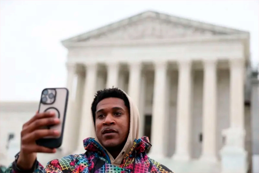 Una persona transmitiendo desde su tel&eacute;fono, desde la Corte Suprema. (Foto: Getty Images)