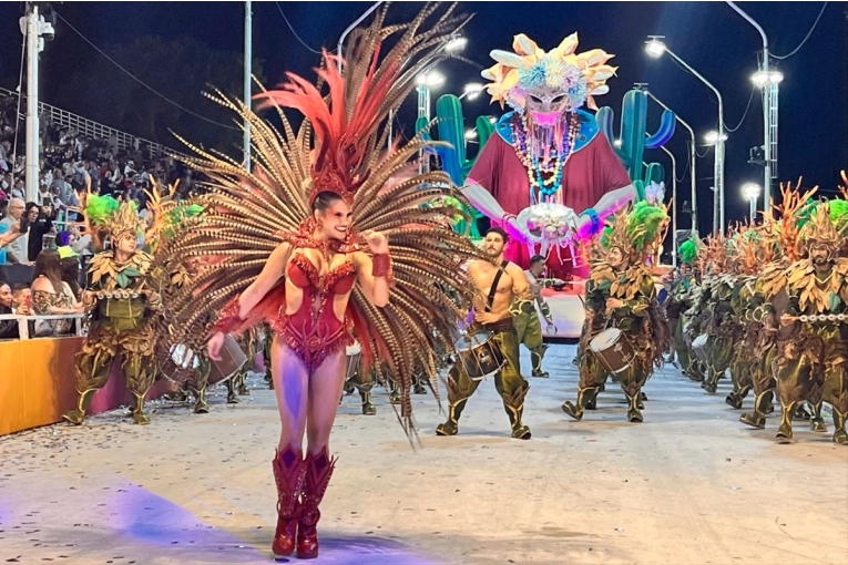 El Rey Momo arrió las nubes de lluvia y el carnaval volvió a brillar en Gualeguaychú